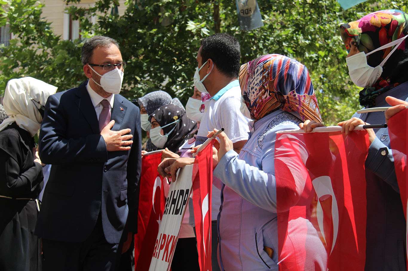 Gençlik ve Spor Bakanı Kasapoğlu evlat nöbetindeki aileleri ziyaret etti Gençlik ve Spor Bakanı Kasapoğlu evlat nöbetindeki aileleri ziyaret etti